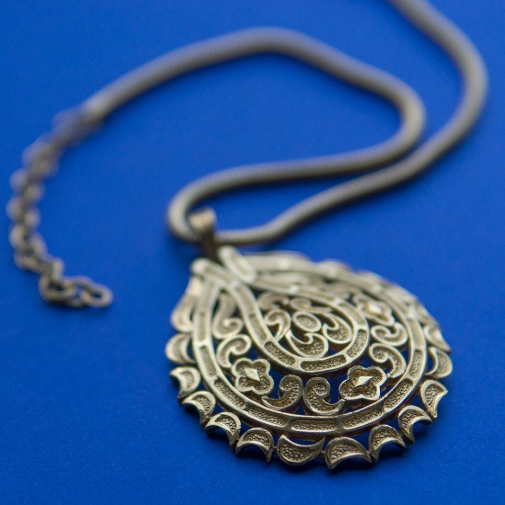 GORGEOUS TRIFARI GOLD PENDANT